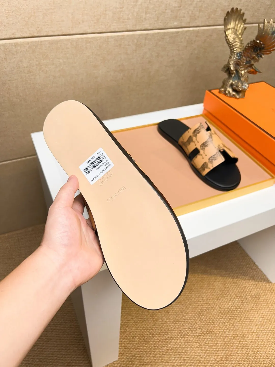 Men's clothing and shoes 💰280 💅💅💅 new arrival. Hermes Hermes official website latest counter synchronized new oran color leather H slippers, the original Paris version flew back to the original model and opened the mold to make it perfectly🍌The highest quality Sincerity, you can enter and leave the counter at will [Deyi] The upper is made of original customized  colored palm prints, crocodile print, ostrich print, colored cow leather, colored cow suede, 🤔 horse hair, 🥳 colored diamonds, 🥰 3D printing, and other genuine leather slippers, imported cow pattern foot pad lining, Italian  latest original genuine leather combination outsole Code number: 38-48 (customized at 46.47.48) Can be made into picture combination sole with genuine leather pattern and ordinary molded outsole